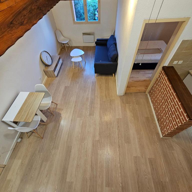 un salon avec un canapé et une table dans l'établissement Charmes & Confort hypercentre Verdun entre Montauban et Toulouse, à Verdun-sur-Garonne