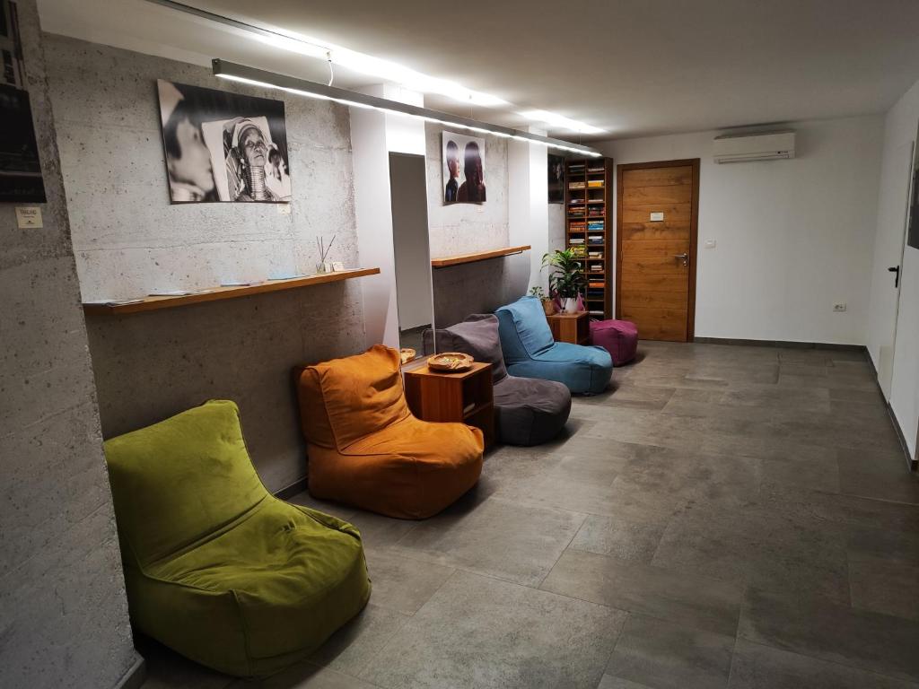 un pasillo con sillas y mesas en una habitación en Guest House PachaMama en Piran