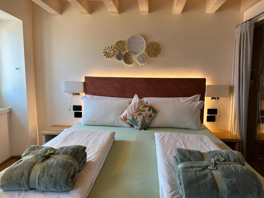 um quarto com uma cama com duas almofadas em Studios Al Castello dei Limoni em Limone sul Garda
