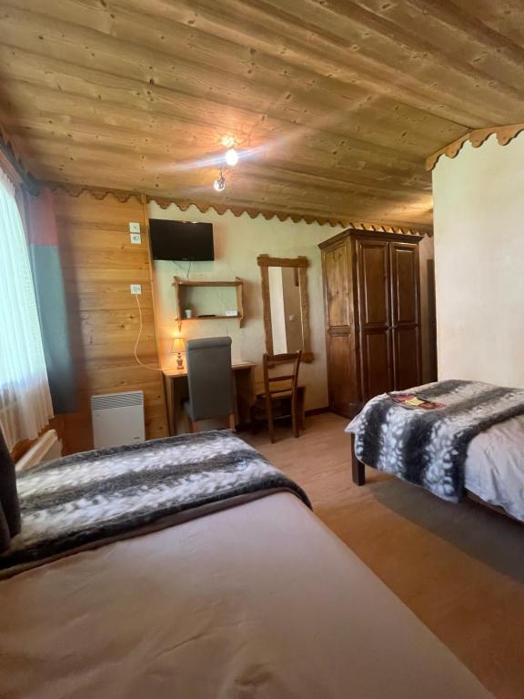 Postel nebo postele na pokoji v ubytování Hotel Le Ferraillon