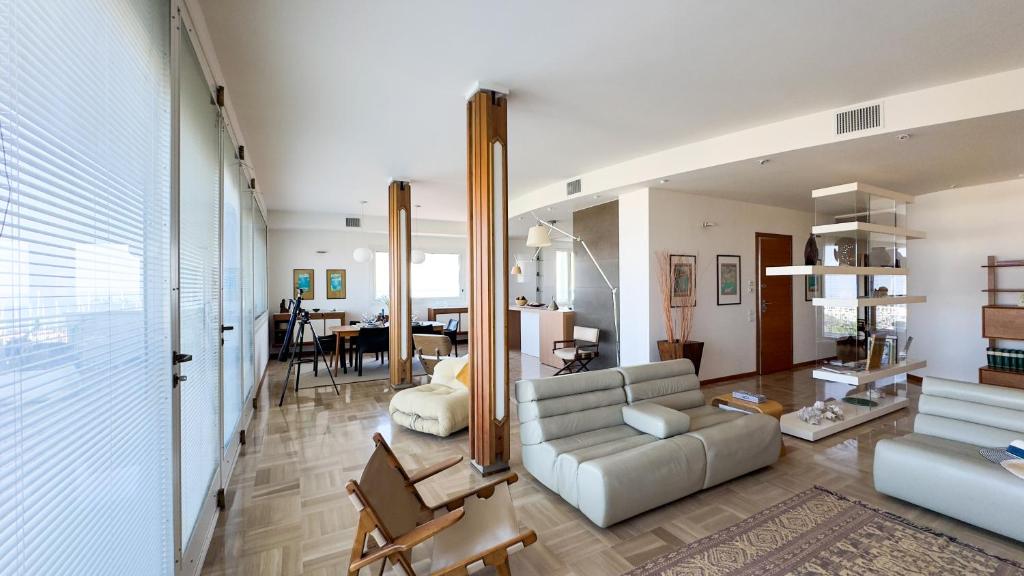uma sala de estar com um sofá e uma mesa em Luxury Majestic Penthouse Apartment em Chioggia