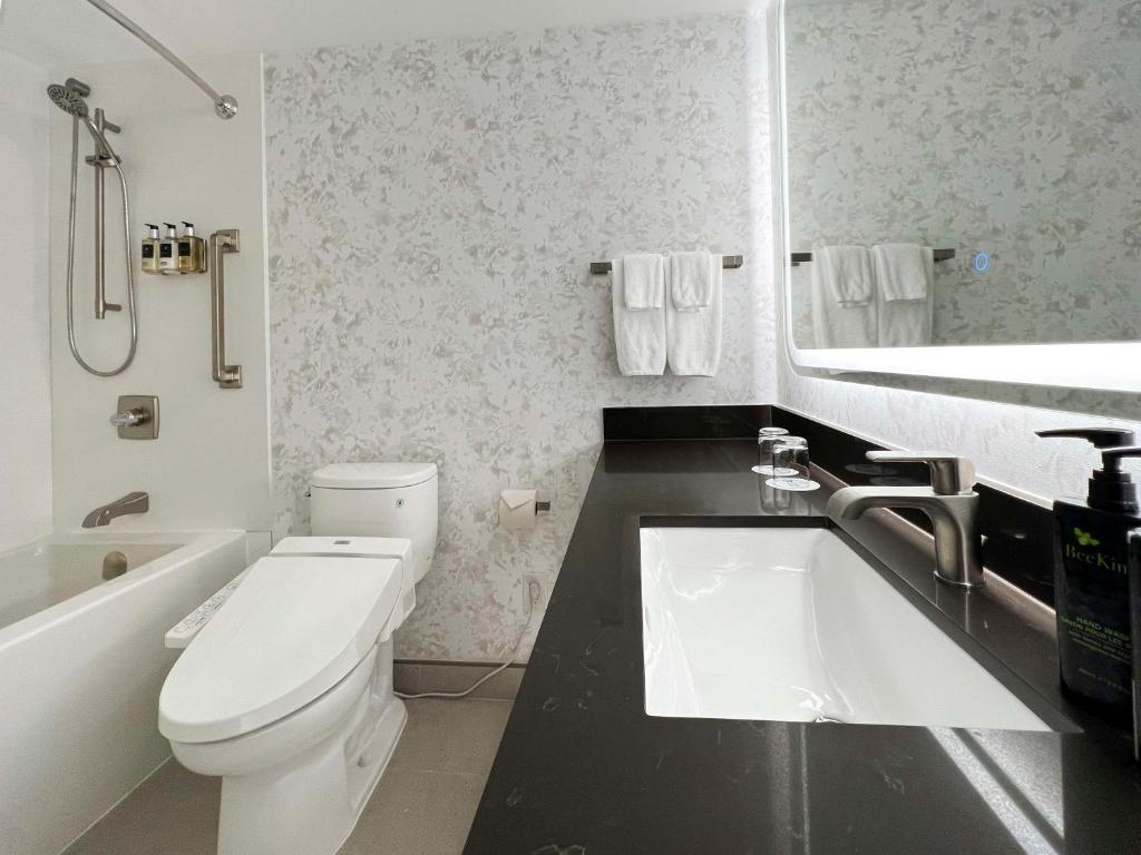 Coast Victoria Hotel & Marina by APA