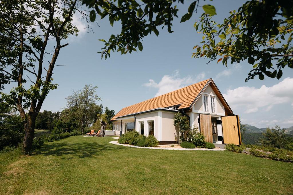 una pequeña casa blanca con un gran patio en Casa Kathinka, en Fresing