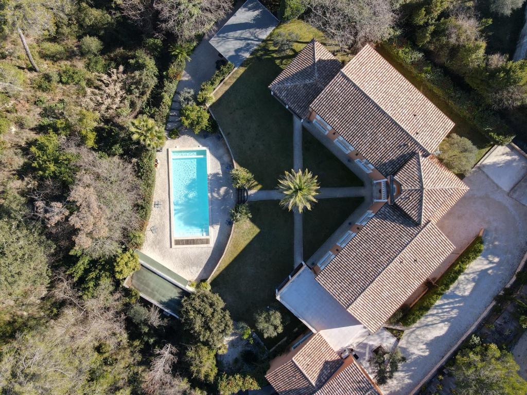 nad głową domu z basenem w obiekcie VILLA PALMIER avec PISCINE CHAUFFÉE PRIVÉE proche D'UZES ET ANDUZE w mieście Cannes-et-Clairan