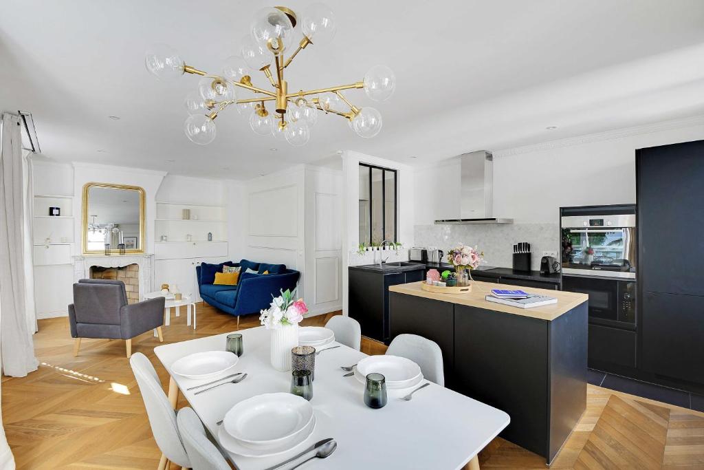 une cuisine et un salon avec une table et des chaises dans l'établissement Trendy apartment - 2BR-4P - Saintonge-Le Marais, à Paris