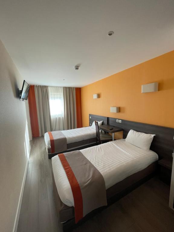 Postel nebo postele na pokoji v ubytování Hôtel Valpré
