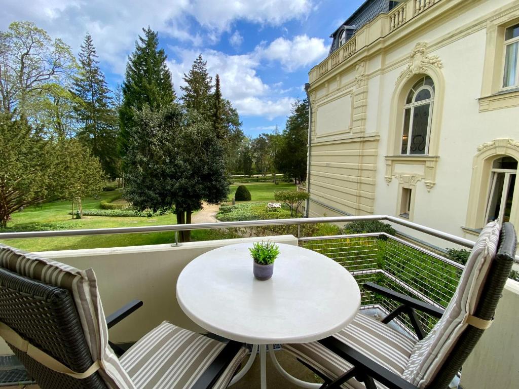 eine Terrasse mit einem Tisch und Stühlen auf dem Balkon in der Unterkunft Residenz Bleichröder - Ferienwohnung 12 in Heringsdorf