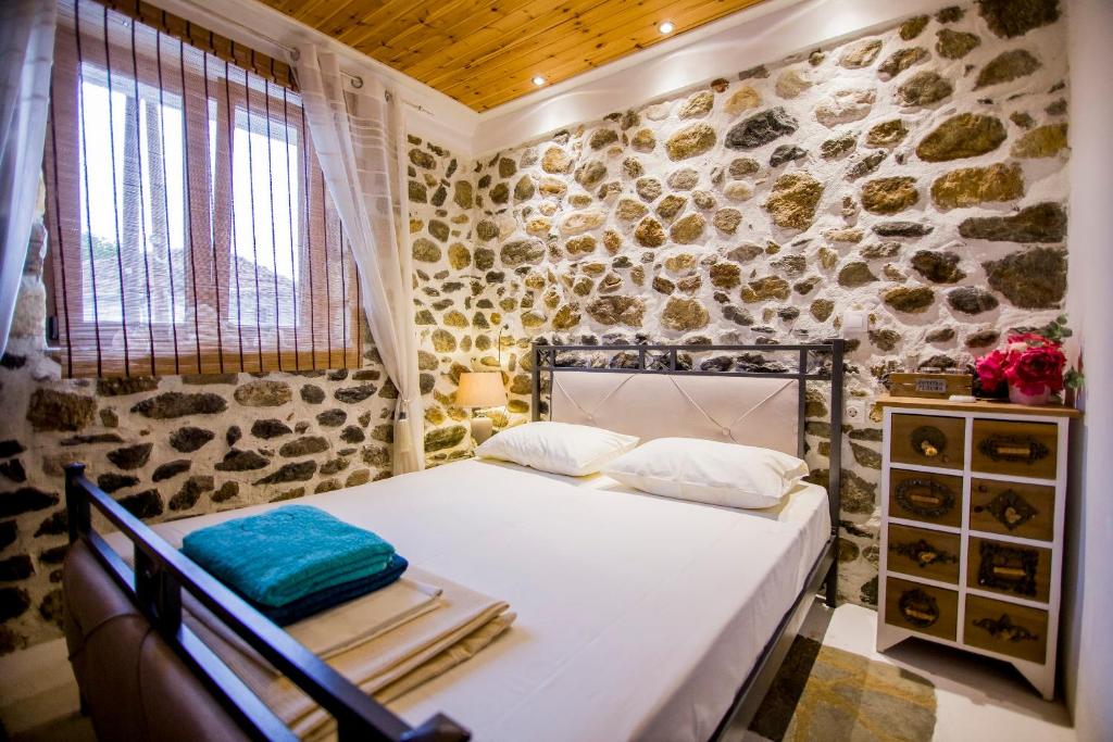 Postel nebo postele na pokoji v ubytování Alexander Aqua Oasis - Poolside Garden Getaway