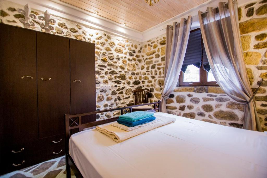 Postel nebo postele na pokoji v ubytování Alexander Aqua Oasis - Poolside Garden Getaway