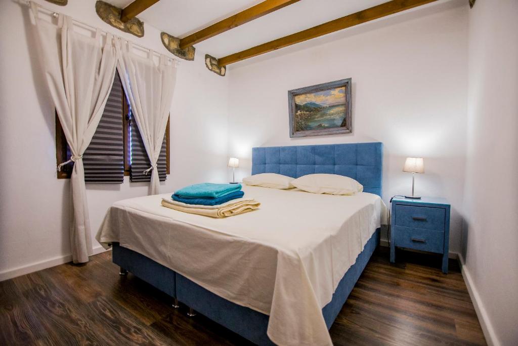 Postel nebo postele na pokoji v ubytování Alexander Aqua Oasis - Poolside Garden Getaway
