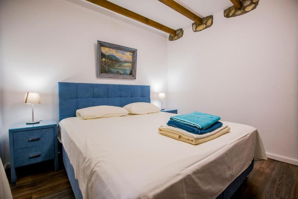 Postel nebo postele na pokoji v ubytování Alexander Aqua Oasis - Poolside Garden Getaway