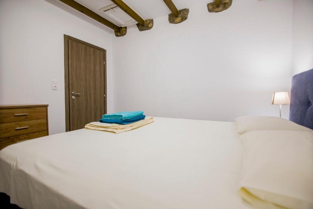 Postel nebo postele na pokoji v ubytování Alexander Aqua Oasis - Poolside Garden Getaway