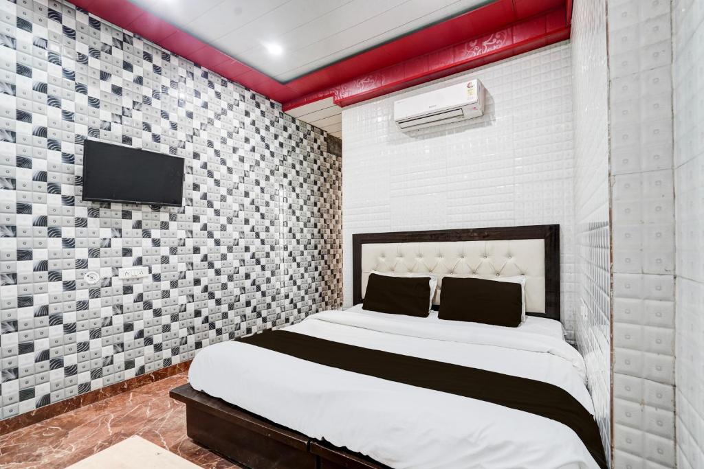 Ένα ή περισσότερα κρεβάτια σε δωμάτιο στο OYO Hotel Nandini Luxurious
