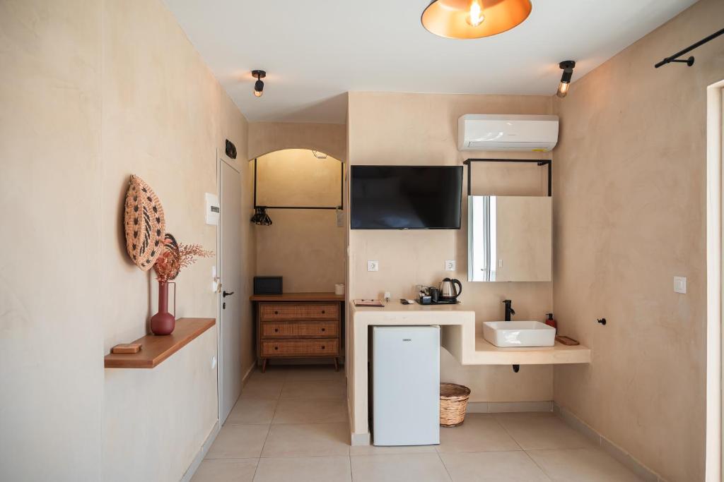 Atma Beach Rooms & Suites - 6