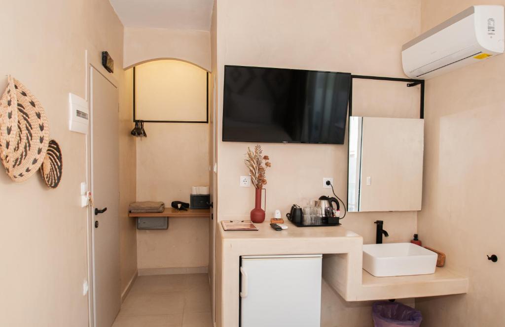 Atma Beach Rooms & Suites - 14