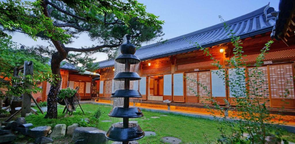 einem Brunnen vor einem Gebäude in der Unterkunft Hanok Gotaek Goeul in Jeonju