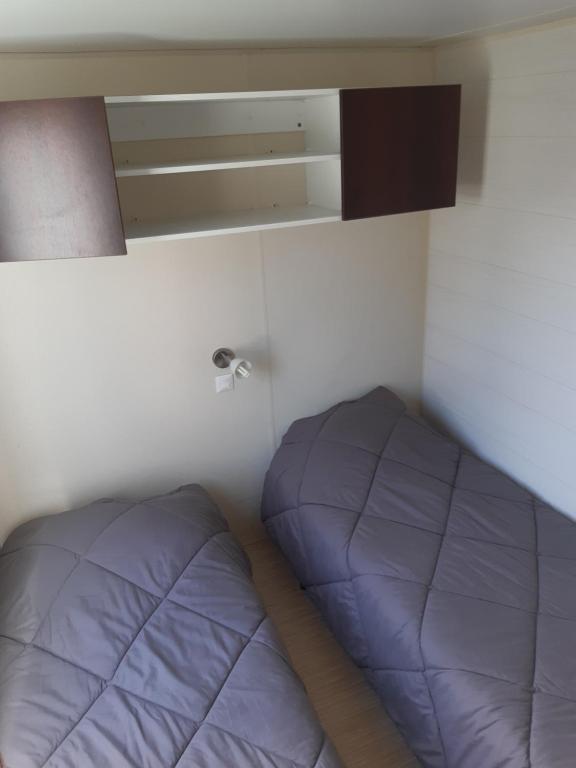 Postel nebo postele na pokoji v ubytování Mobile home S004