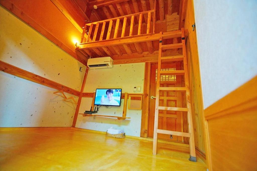 TV a/nebo společenská místnost v ubytování Hanok Gotaek Goeul