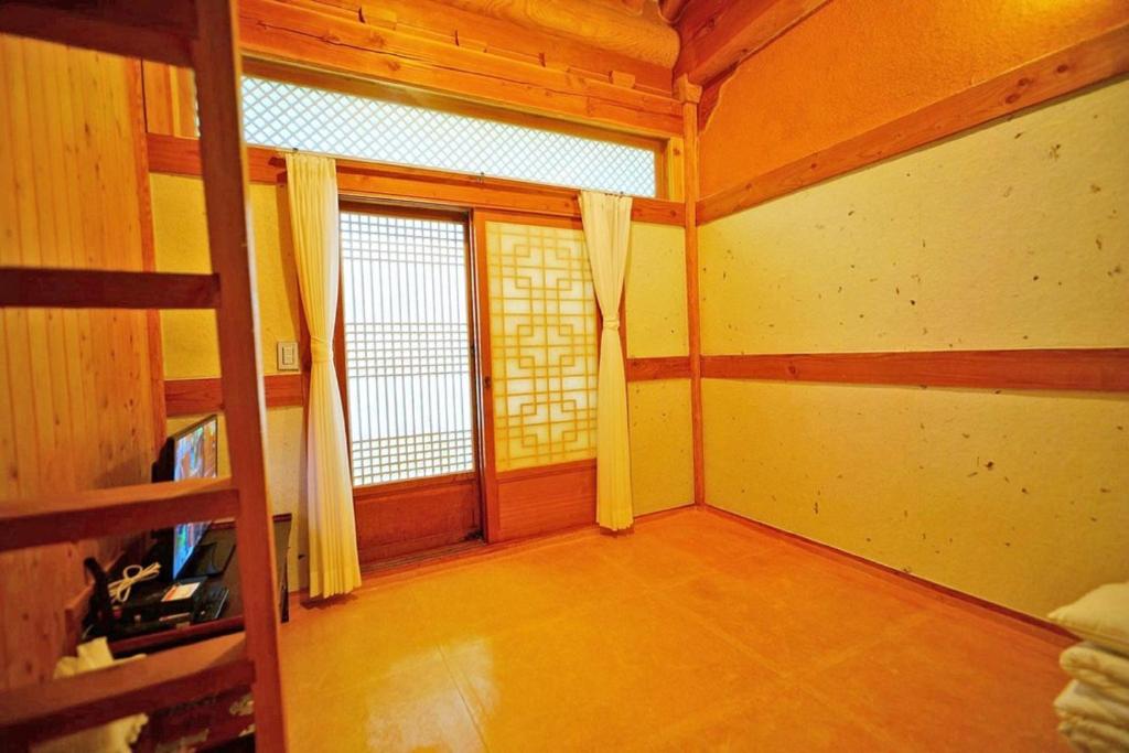 Postel nebo postele na pokoji v ubytování Hanok Gotaek Goeul