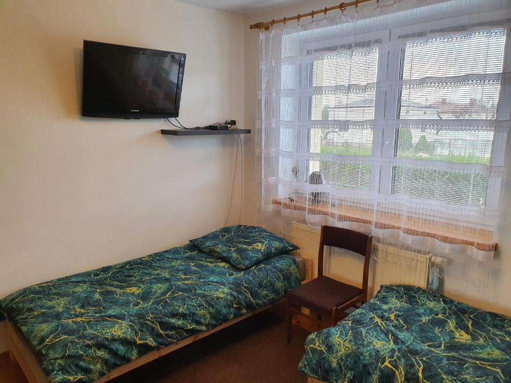 Кровать или кровати в номере Pokoje Krosno