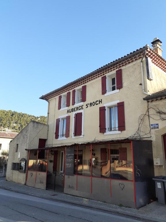 ein Gebäude an der Straßenseite in der Unterkunft auberge saint roch in Beaumes-de-Venise