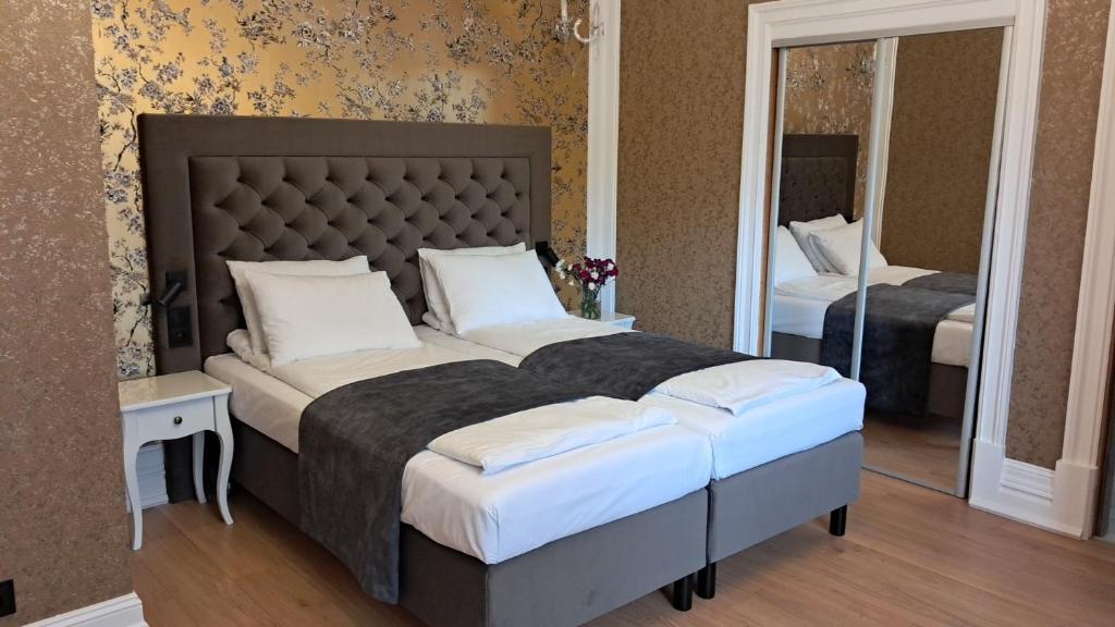Ein Bett oder Betten in einem Zimmer der Unterkunft Oficerski Yacht Club