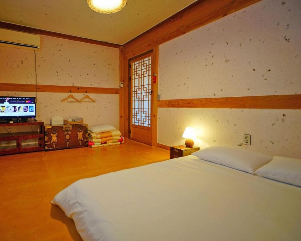 Postel nebo postele na pokoji v ubytování Hanok Gotaek Goeul