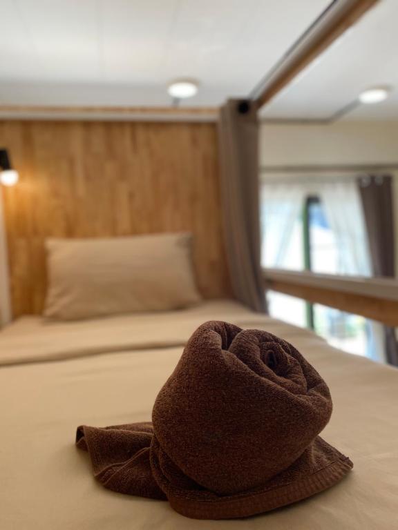Postel nebo postele na pokoji v ubytování Flora Hostel KhaoSok