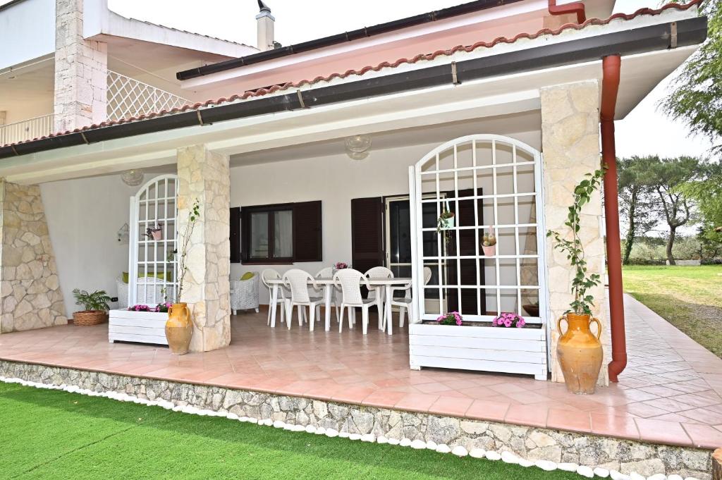 Casa con patio con mesas y sillas en Villa Irene en Mottola