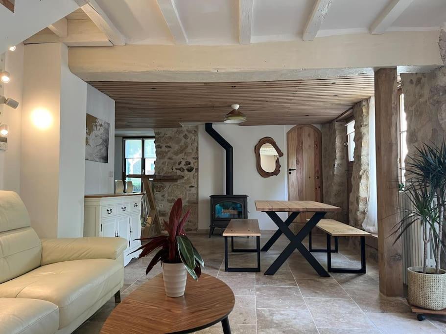 uma sala de estar com um sofá e uma mesa em Jolie maison pleine de charme em Orry-la-Ville