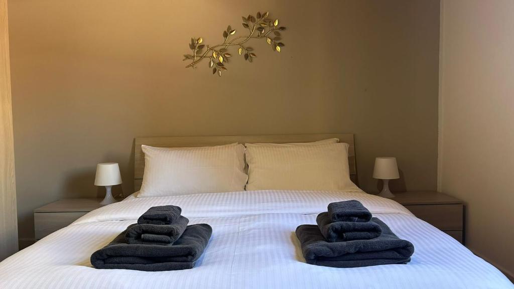 een slaapkamer met een bed met handdoeken erop bij A casa di Maria 2 in Catania