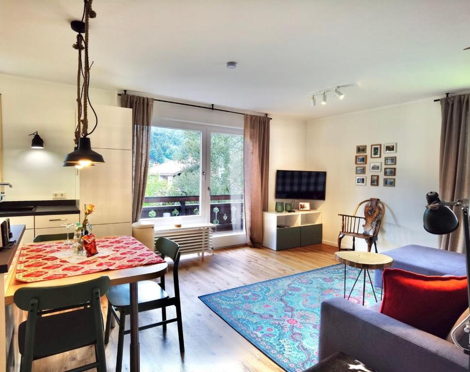 uma sala de estar com uma mesa e um sofá em Melanie - b51465 em Mittenwald