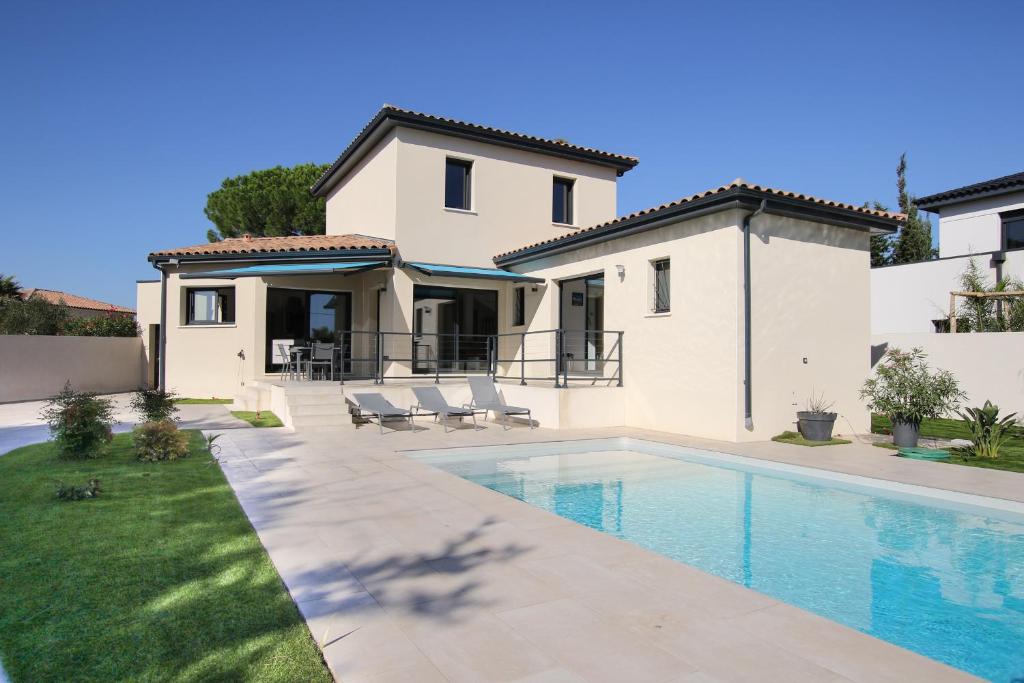 Bazén v ubytování LA VILLA DU BAGNAS nebo v jeho okolí