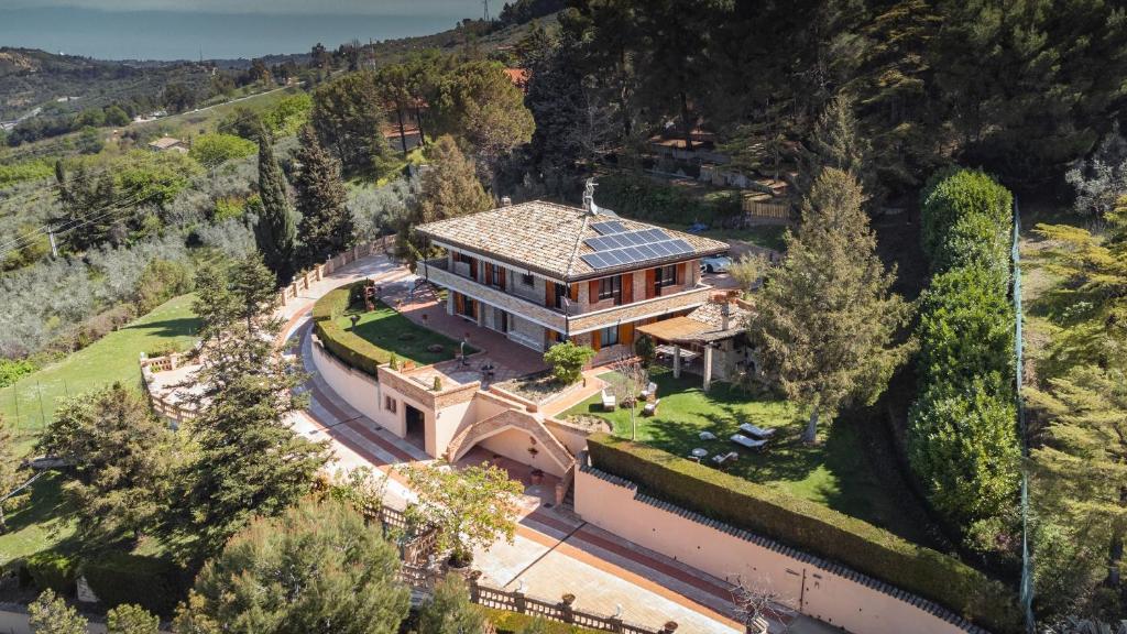 - une vue aérienne sur une maison avec solarium dans l'établissement Il Vecchio Frantoio Holiday Cottage, à Torrevecchia Teatina