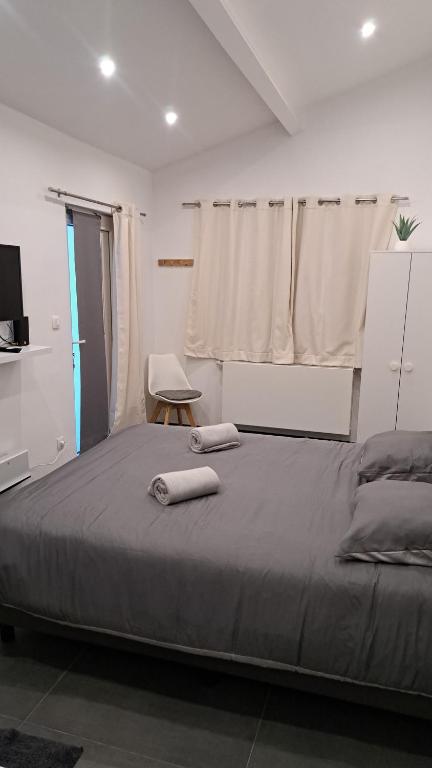 una camera da letto con un grande letto con due asciugamani di Chez Antoine a Saint-Ghislain