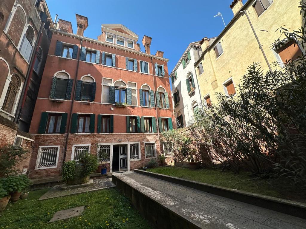 un vicolo in un vecchio edificio con edifici di Luxury penthouse with terrace a Venezia
