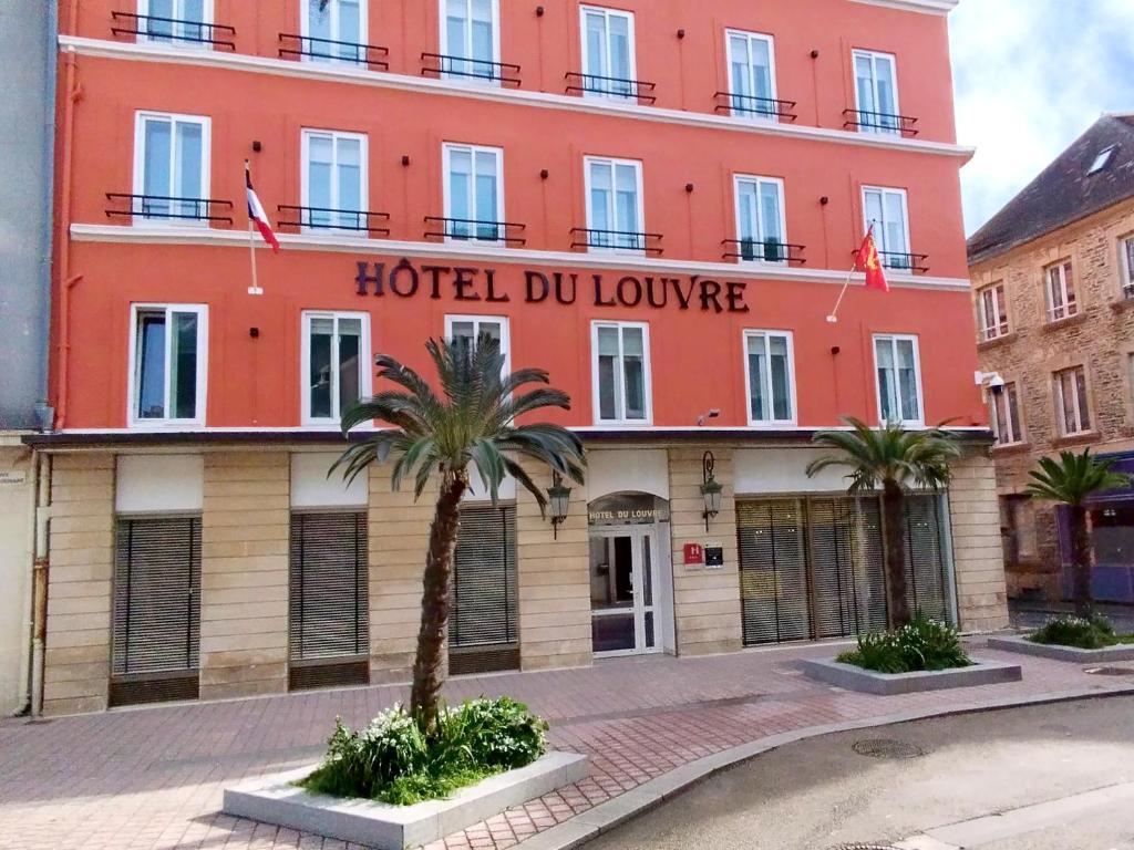 un hôtel à persiennes avec des palmiers devant lui dans l'établissement Hotel du Louvre, à Cherbourg en Cotentin