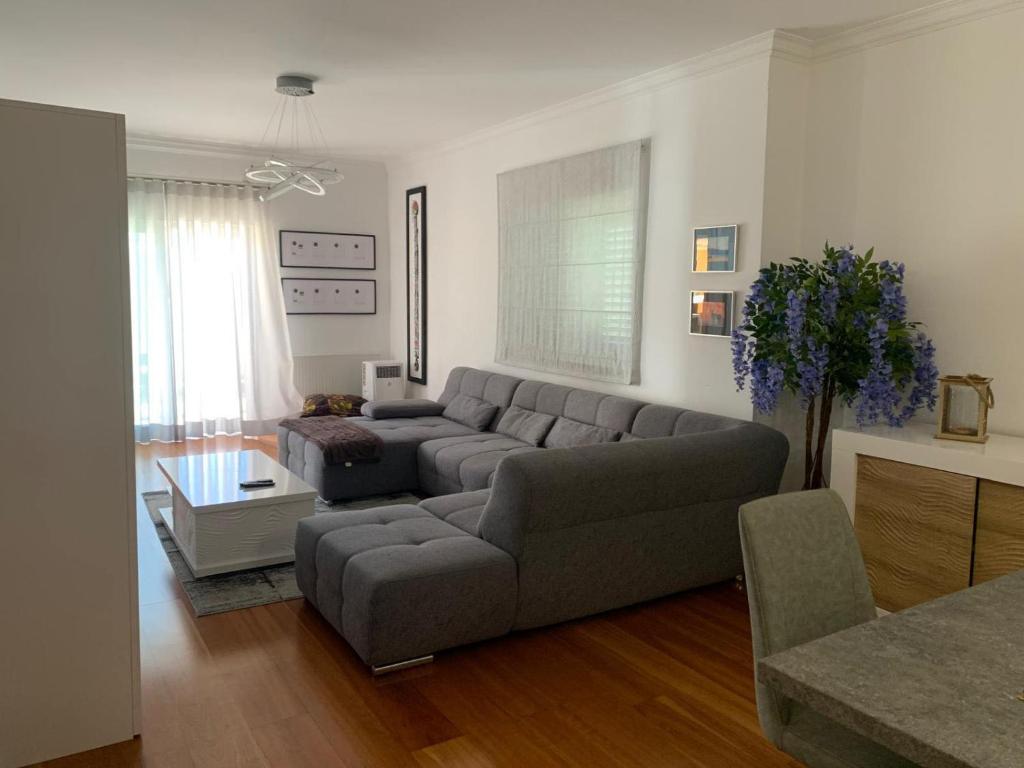 - un salon avec un canapé et une table dans l'établissement Villa Luxsomar, à Charneca