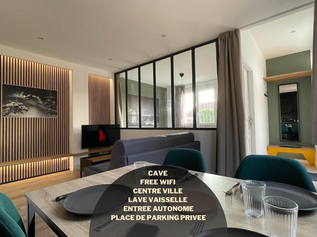 een woonkamer met een tafel en stoelen bij Appartement - Le Petit Loft - in Tarbes