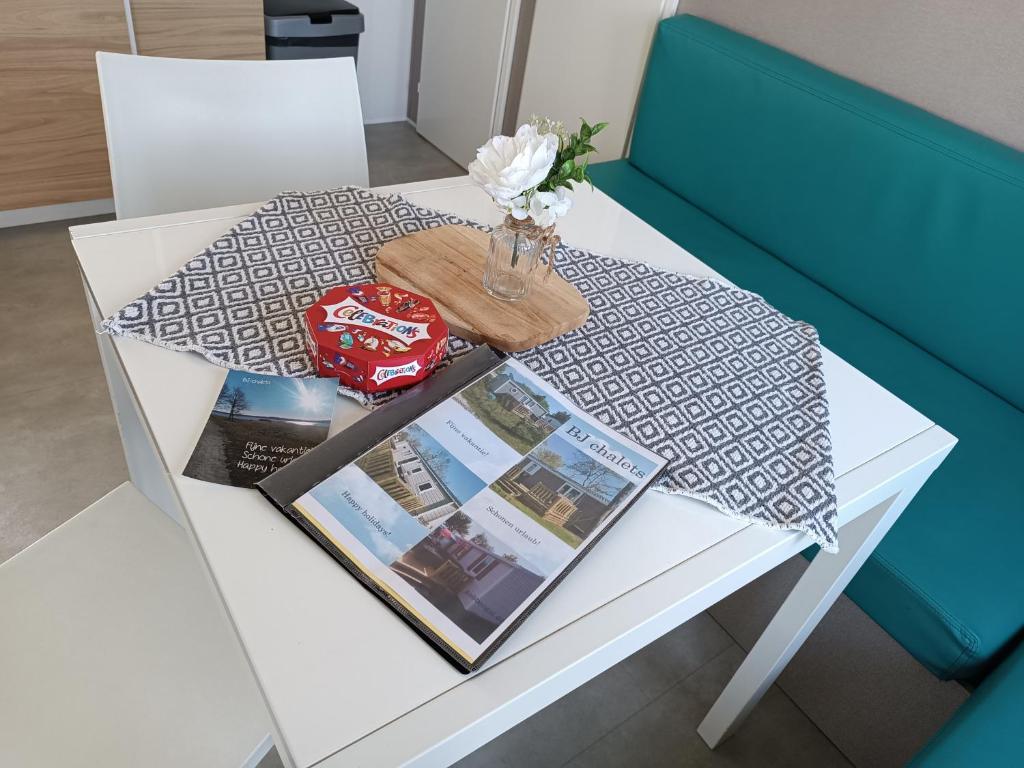 Posezení v ubytování BJ Chalets - Robbengat 85 - Gezellige chalet op vakantiepark Lauwersoog! Vroege incheck! MET AIRCO!