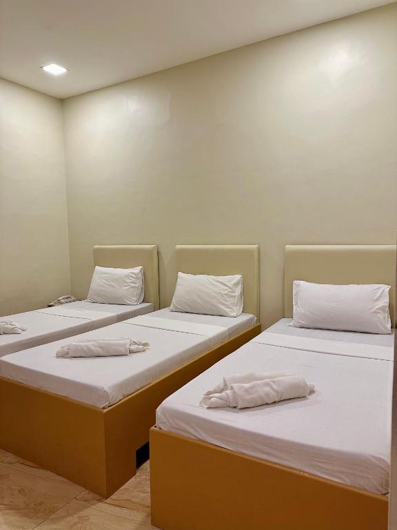 Postel nebo postele na pokoji v ubytování THE VELVET SUITES AND HOTEL