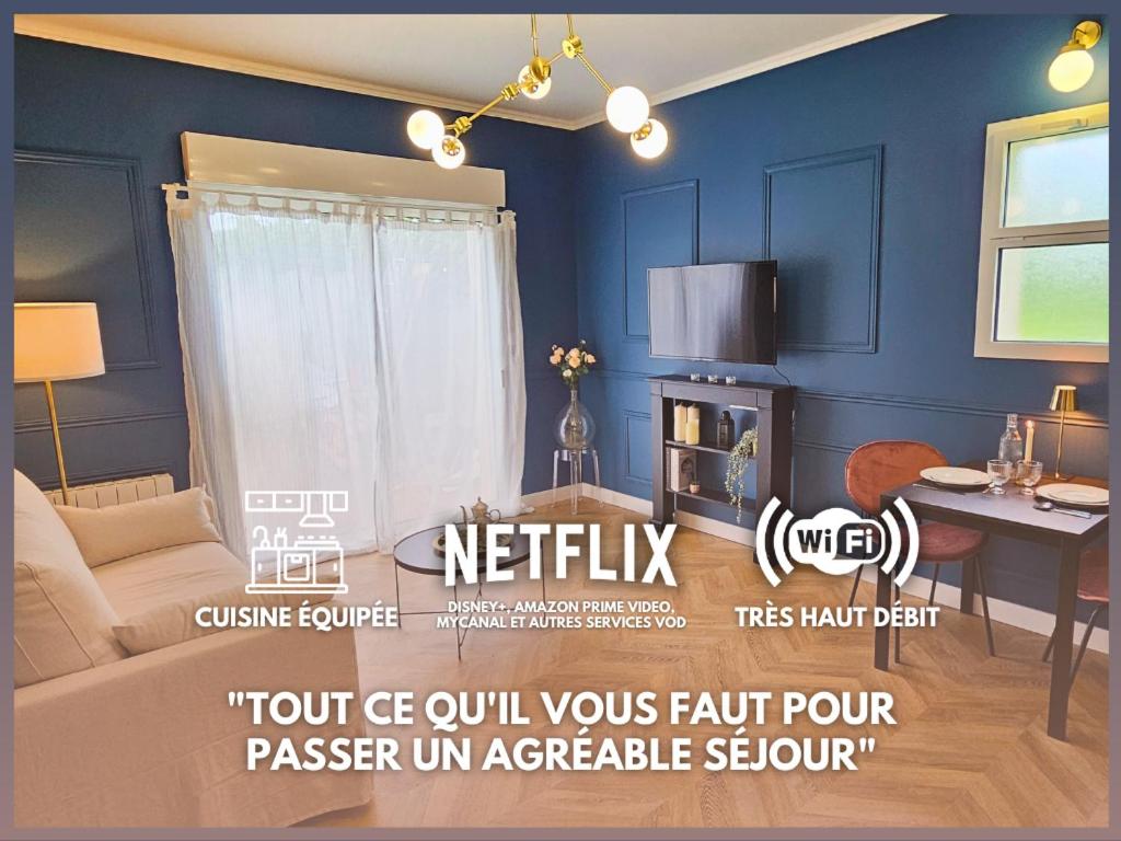 un salon bleu avec un canapé et une table dans l'établissement Appartement Le Bd Haussmann, chic & raffiné !, à Cholet
