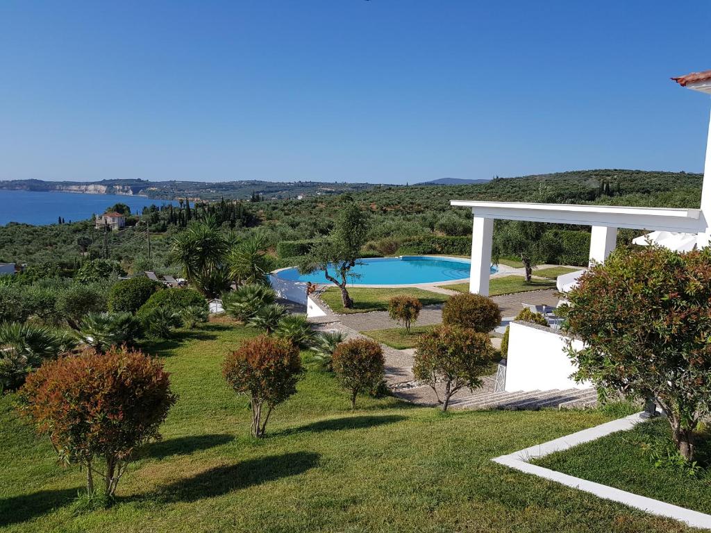 vista esterna di una villa con piscina di BanSala Villas a Vounaria