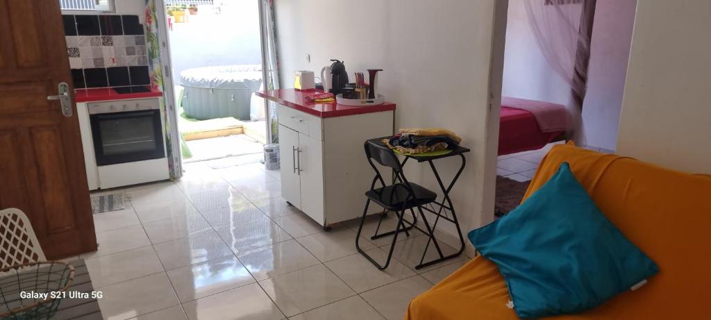 Kuchyň nebo kuchyňský kout v ubytování CHEZ COCO appartement BALISIER