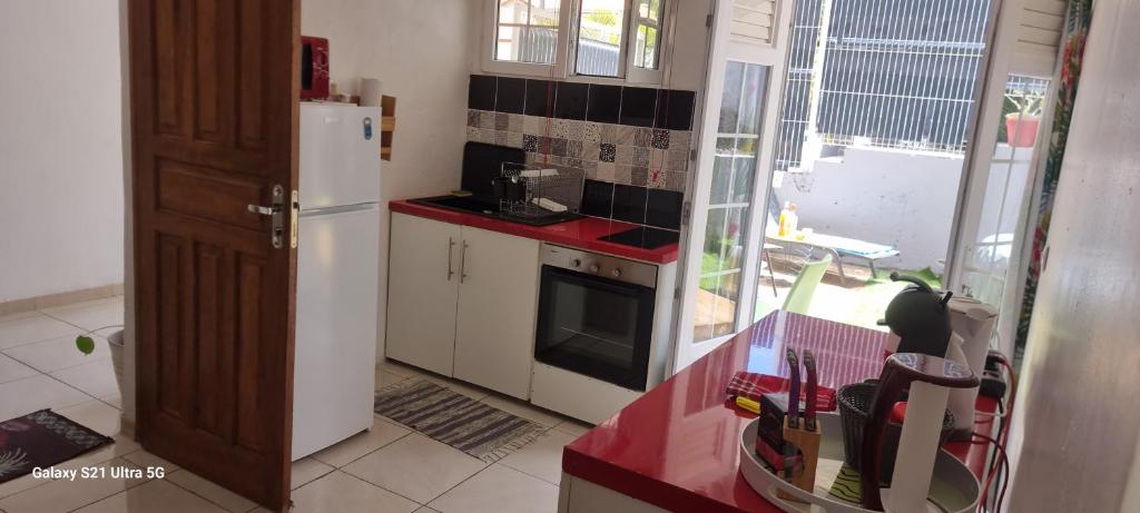 Kuchyň nebo kuchyňský kout v ubytování CHEZ COCO appartement BALISIER