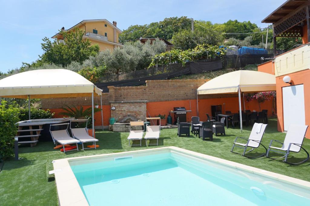 Bazén v ubytování La Terrazza Motta nebo v jeho okolí