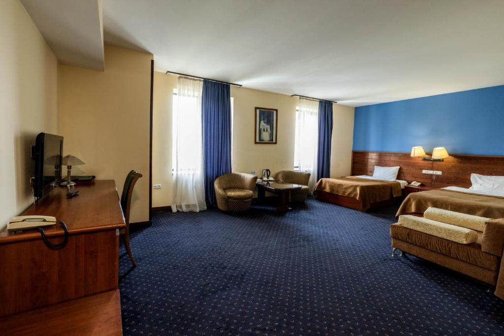 TV a/nebo společenská místnost v ubytování Ararat Hotel