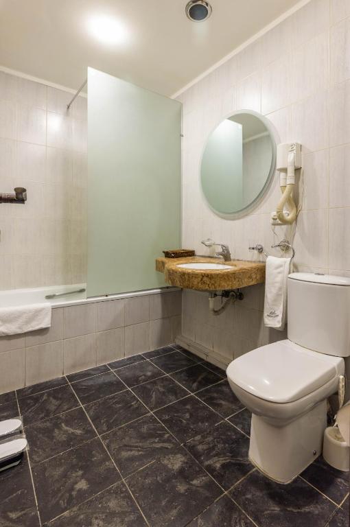 Koupelna v ubytování Ararat Hotel