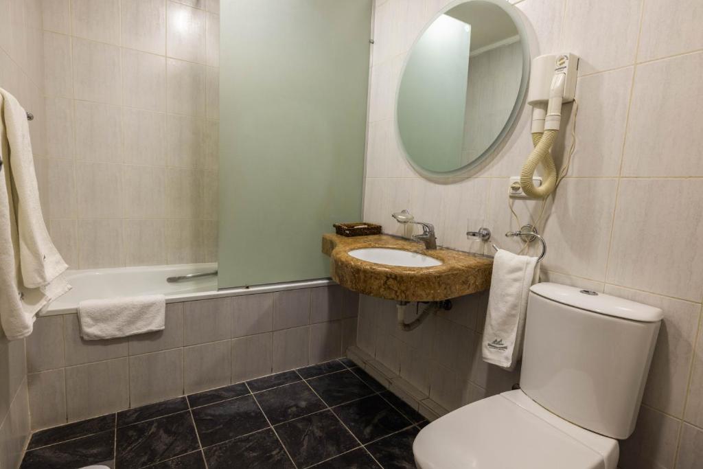 Koupelna v ubytování Ararat Hotel