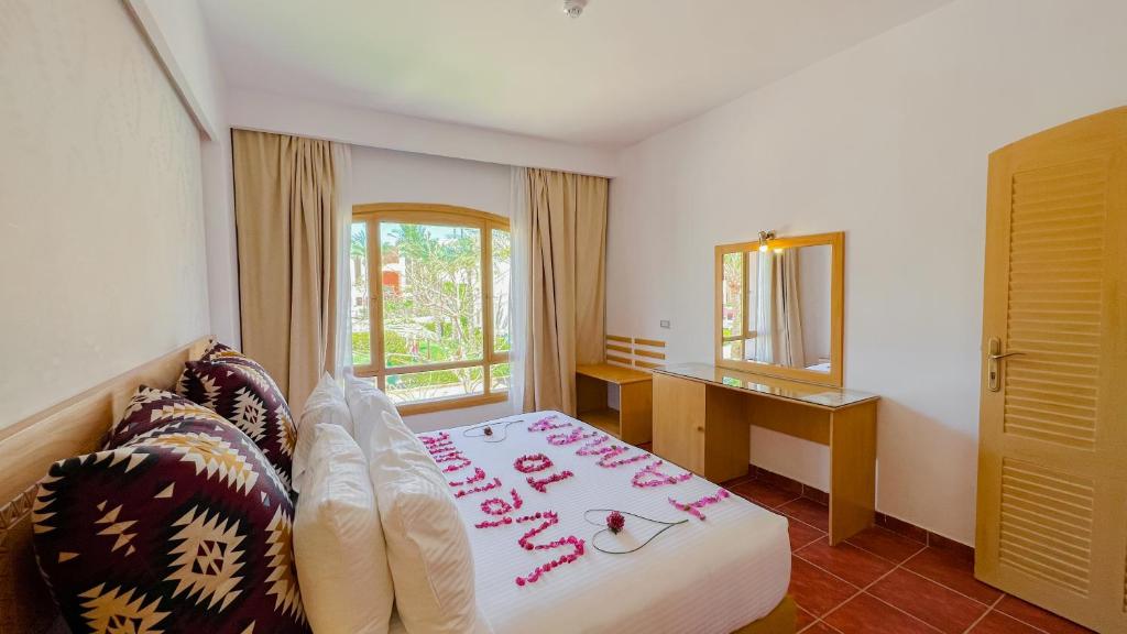 Postel nebo postele na pokoji v ubytování Tamra Beach Resort